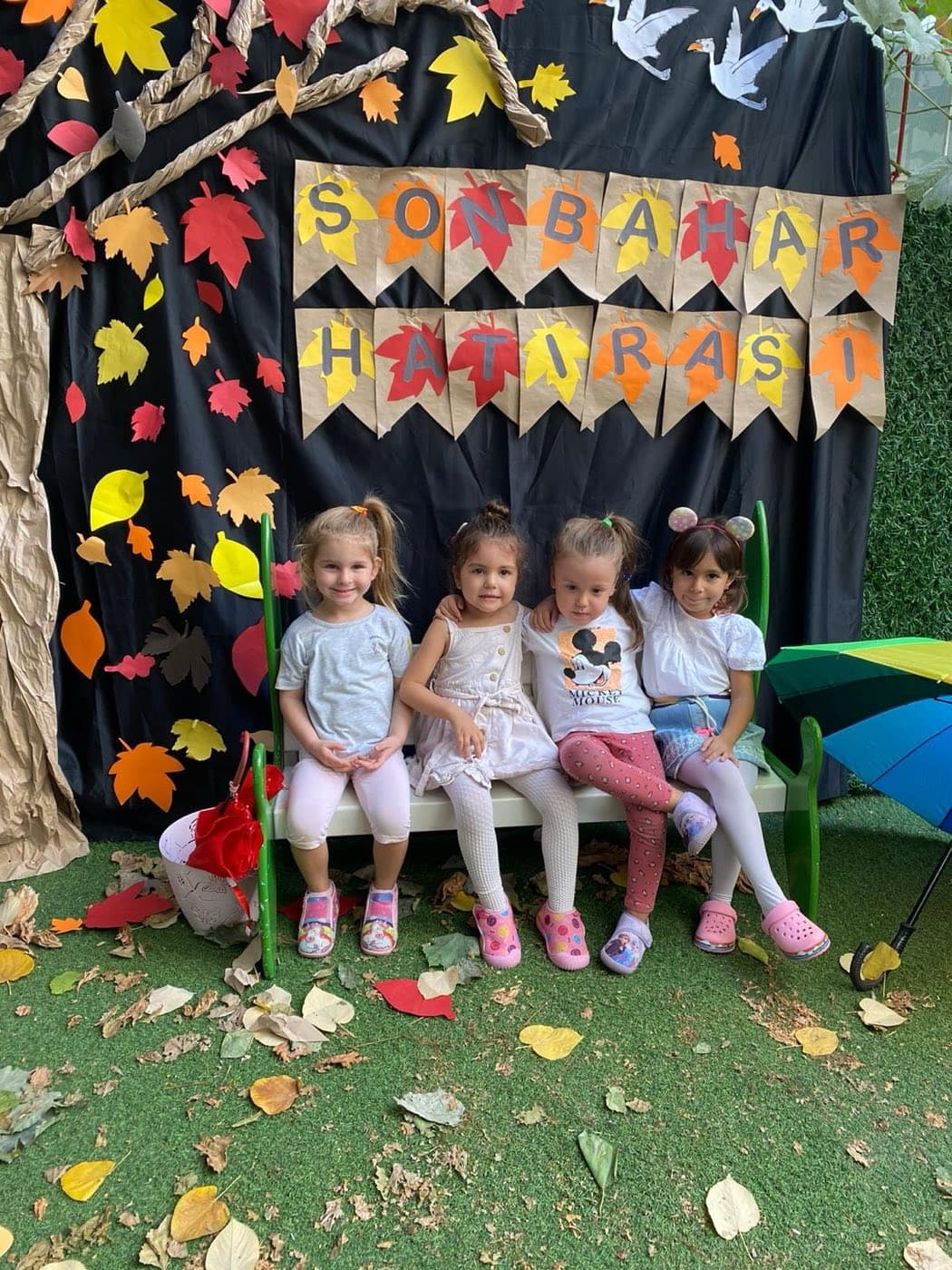 Sonbahar temalı sınıf etkinliğinde öğrenciler