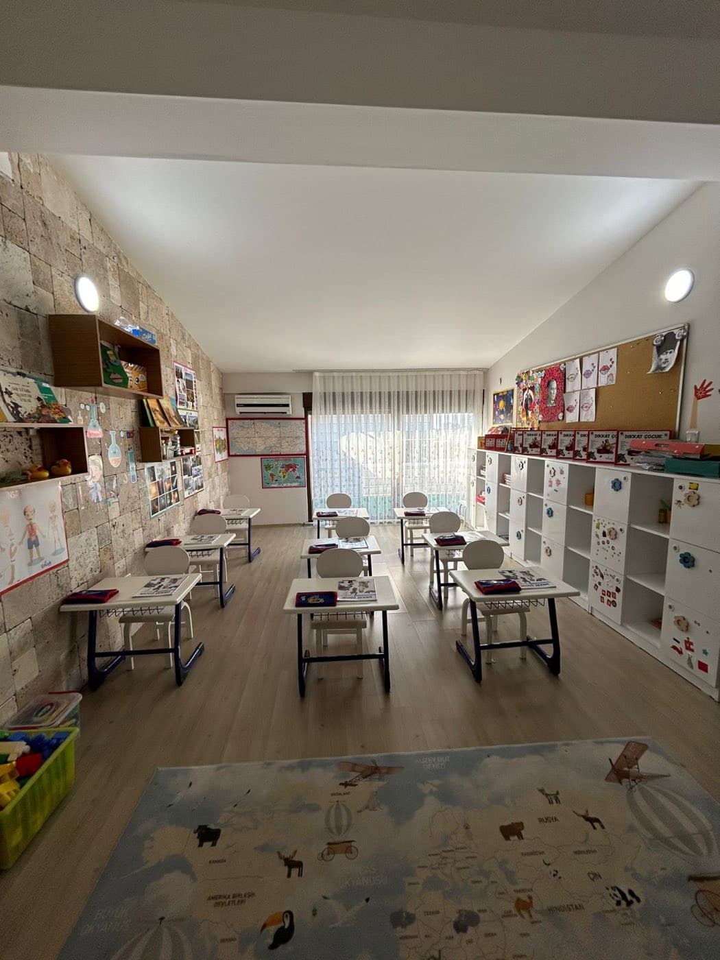 Sınıf içi çalışma masaları ve kişisel dolaplar