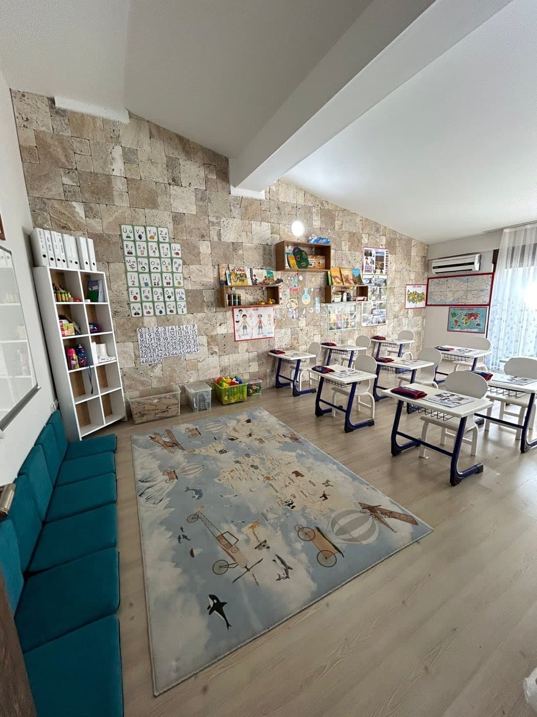 Taş duvarlı sanat atölyesi sınıfı