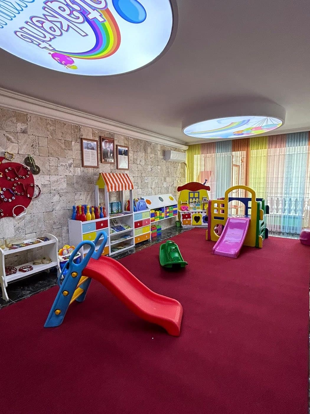 İç mekân oyun parkı ve kaydırak