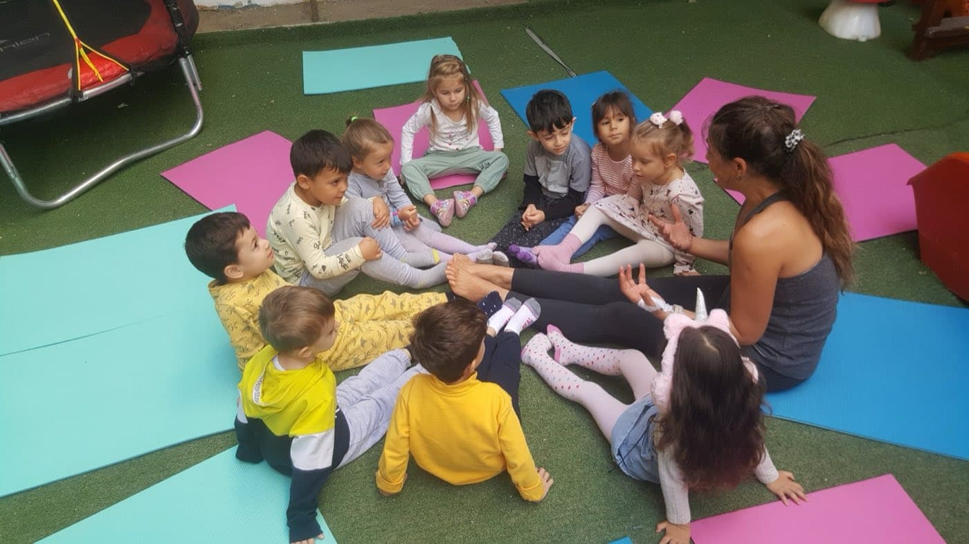 Bahçede yoga dersi
