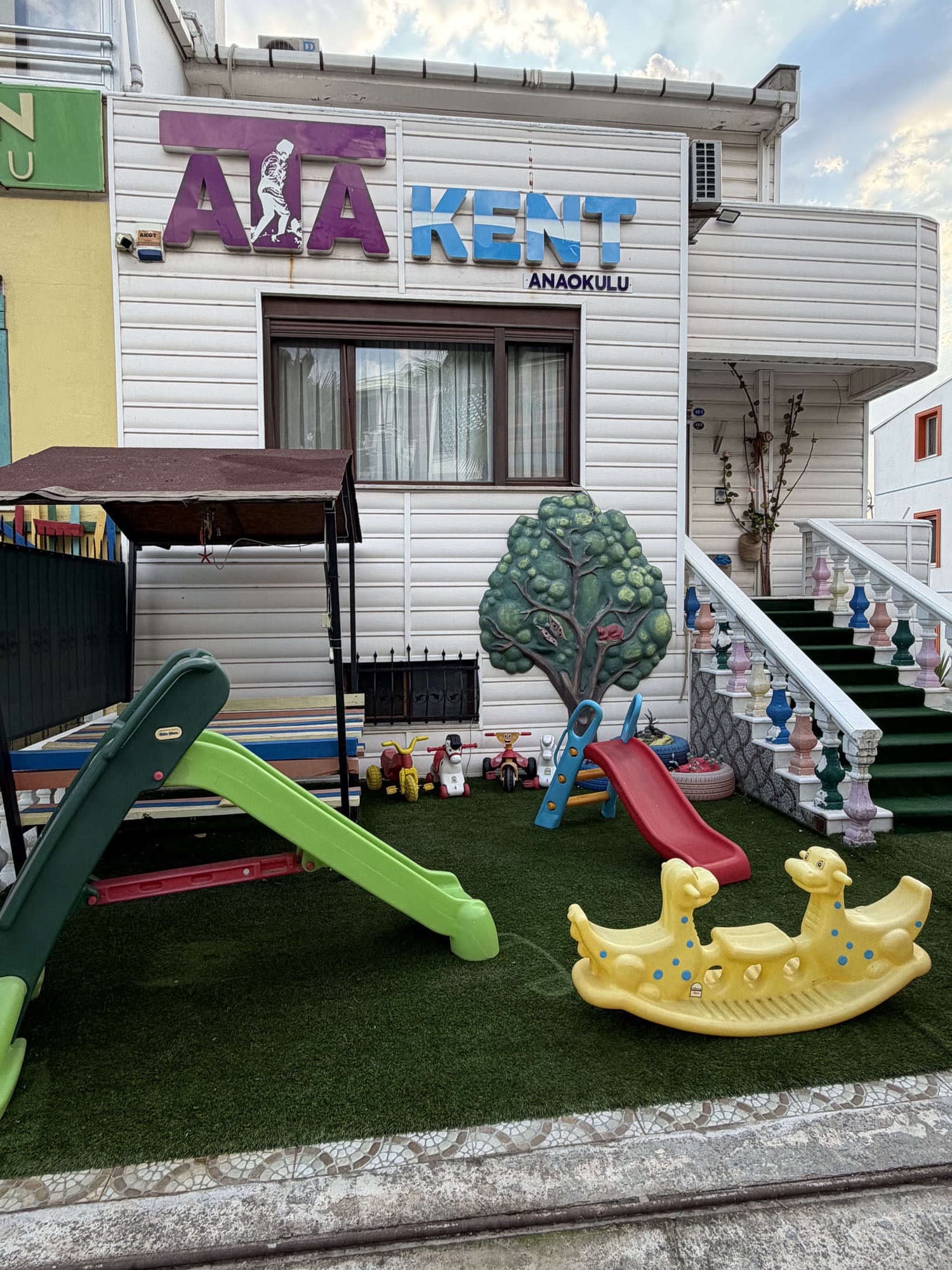 Bahçe girişi ve çim oyun alanı