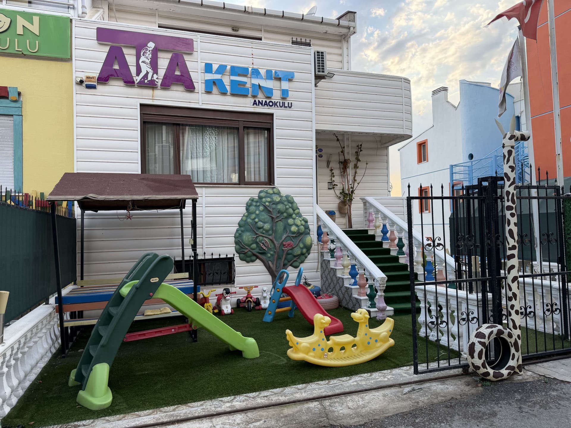 Okulun dış cephesi ve bahçe oyun alanı