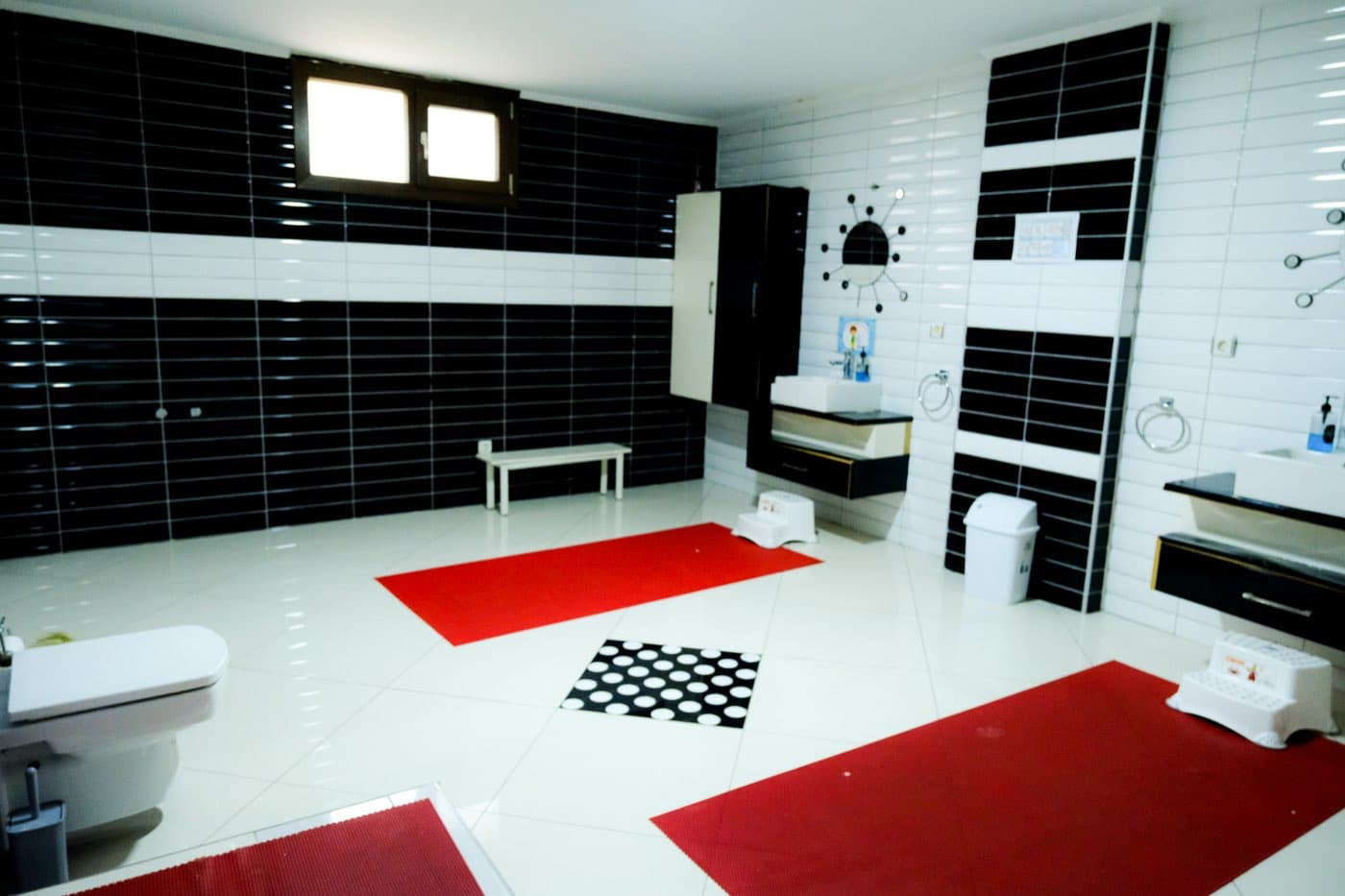 Çocuk boyu lavabo ve tuvalet alanı