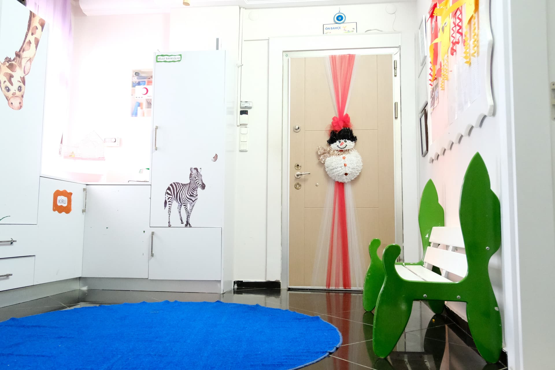 Koridor kapısında kardan adam süslemesi