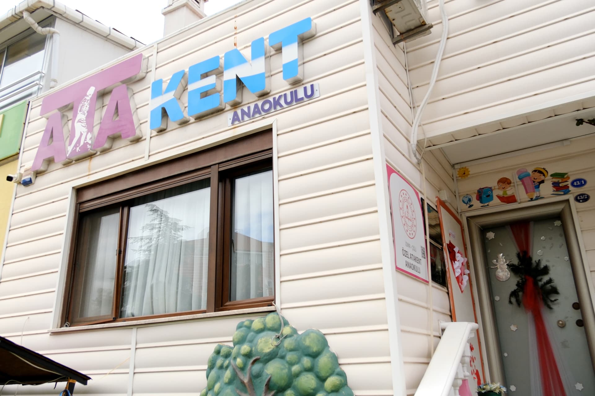 Okulumuzun sokaktan görünen dış cephesi ve tabelası